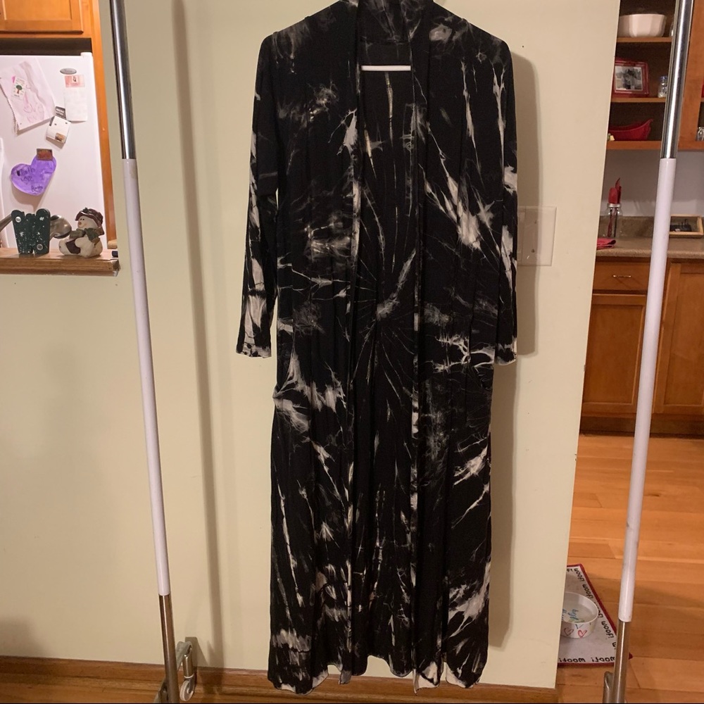 Cute black tie dye long cover with pockets.  Soft Silky texture